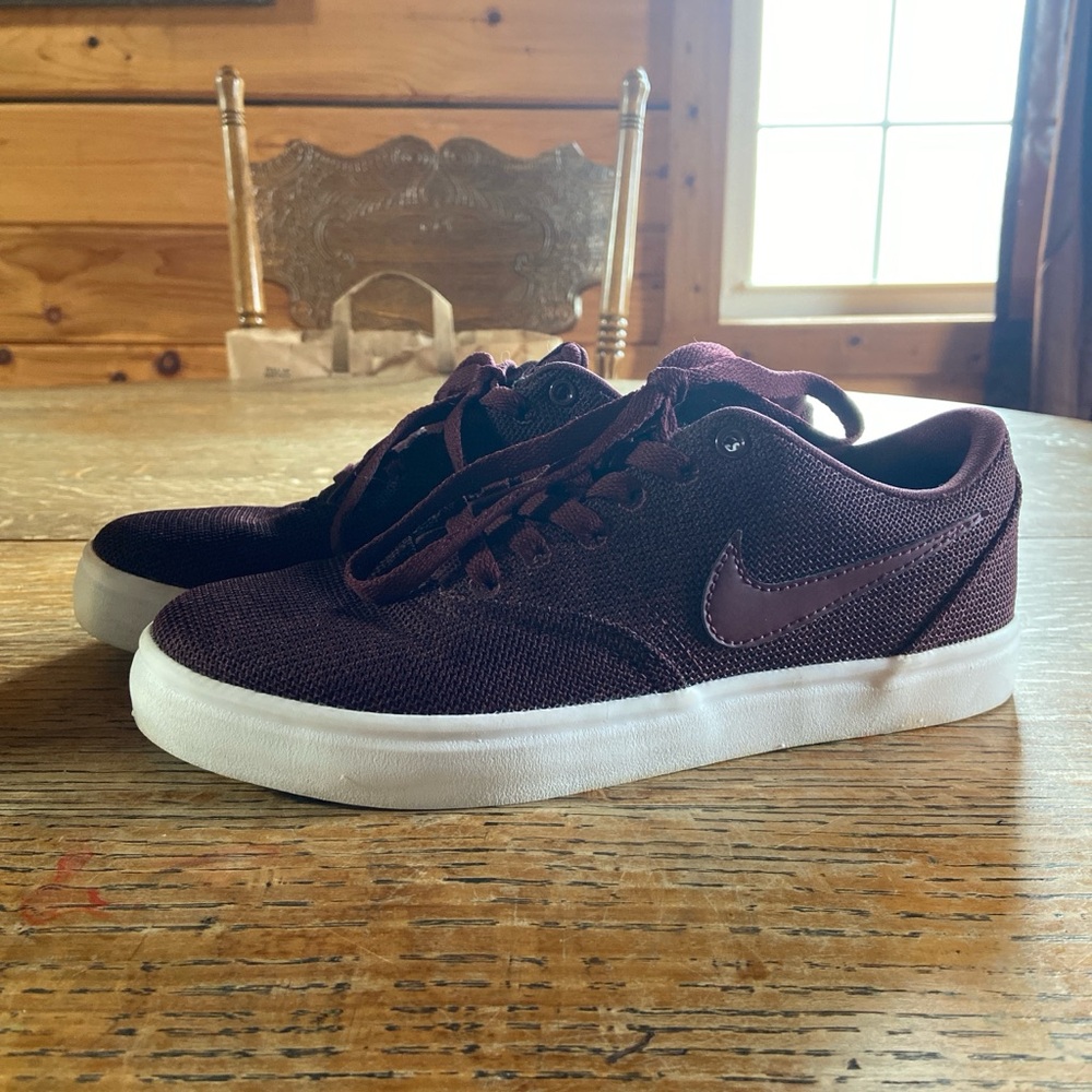 Nike SB Maroon Low-Top Sneakers with White Sole